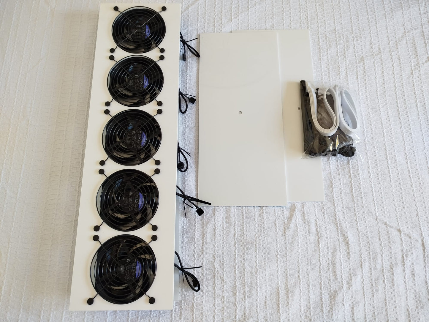 Luggable Fan Panel Blanc — top view with hardware
